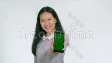 中国少年展示绿色屏幕智能手机